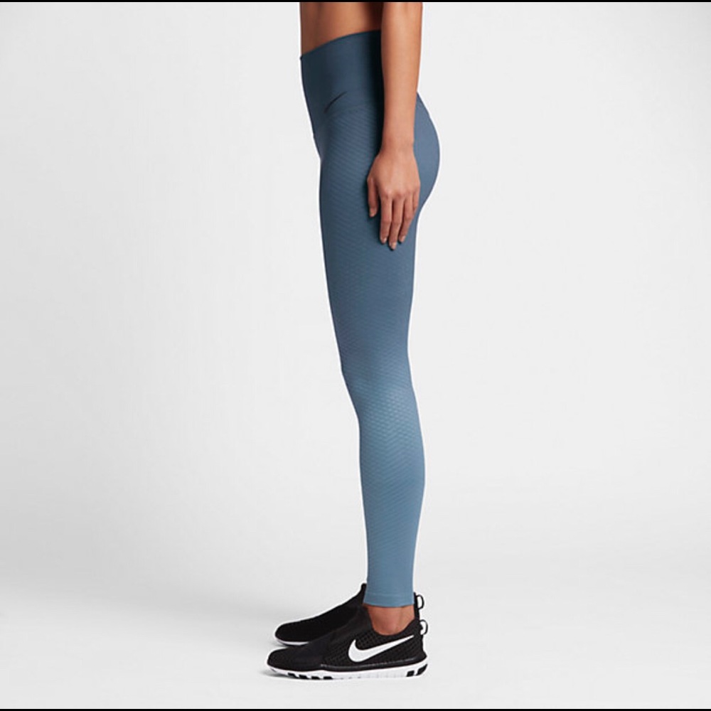 NIKE Zonal Strength tight fit leggings